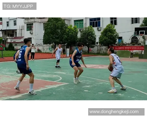 在成都篮球场上,情侣们的甜蜜瞬间与激情对决交织的浪漫故事 在成都篮球场上,情侣们的甜蜜瞬间与激情对决交织的浪漫故事